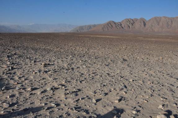 O deserto de Nazca - Peru. Os desenhos são feitos retirando-se as pedras da areia, por centenas e centenas de metros